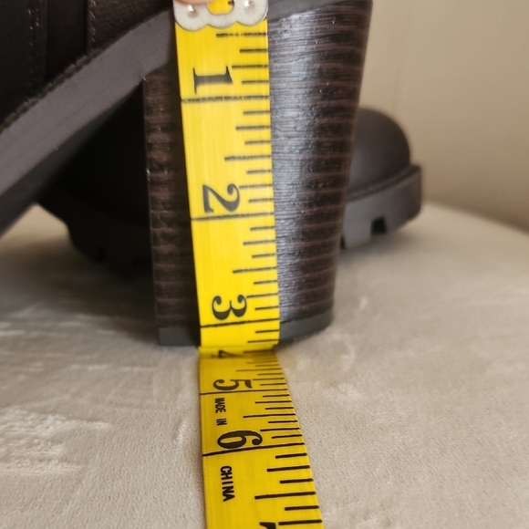 Guess women's ankle boots
Dark brown Size 8M - Picture 10 of 11